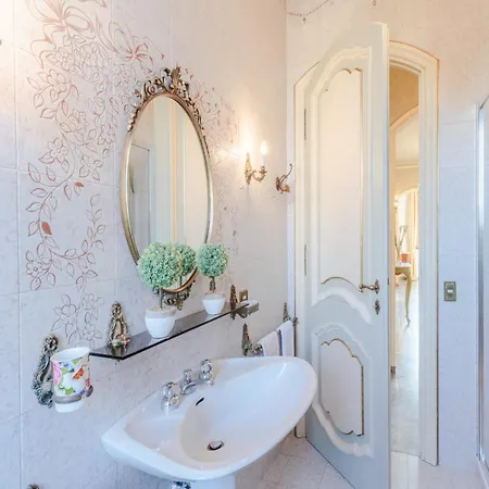 In Lucca With Pool And Countryside Views Вилла